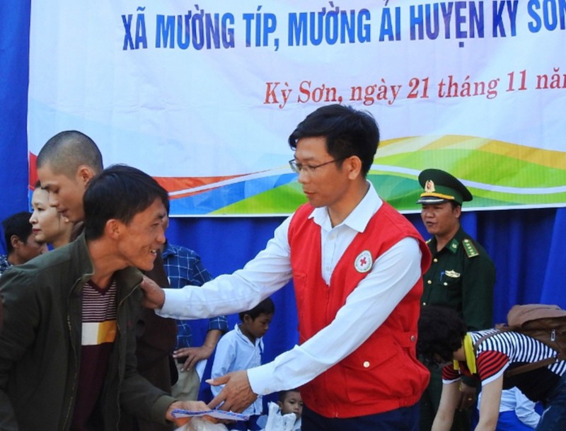 Trao 460 triệu đồng hỗ trợ người nghèo xã Mường Típ, Mường Ải (Kỳ Sơn)