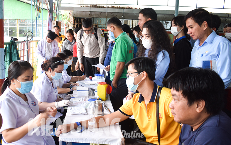 Gần 500 người tham gia ngày hội hiến máu “Giọt hồng đất Kiên Giang”