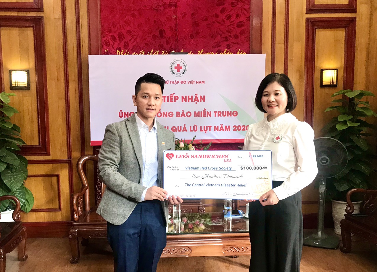 Hội Chữ thập đỏ Việt Nam tiếp nhận 100.000 USD  từ hệ thống Lee’s Sandwiches