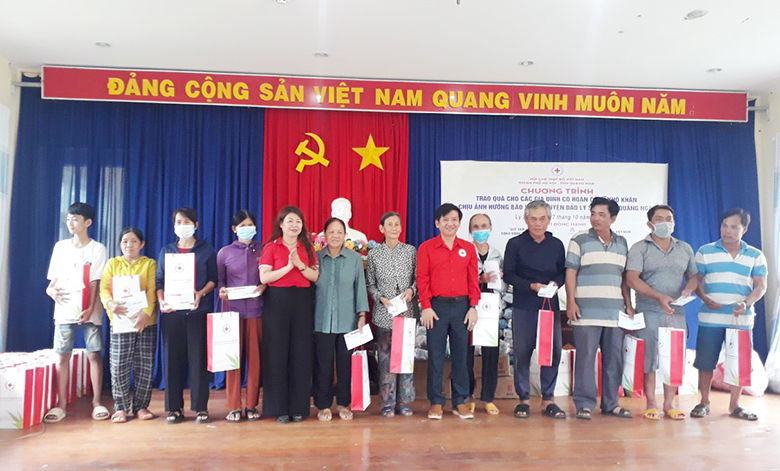 Trao tặng hơn 100 triệu đồng hỗ trợ cho bà con khó khăn huyện Lý Sơn