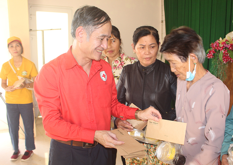 Quảng Trị: Trao nhiều phần quà đến người dân xã Hải Hưng bị ảnh hưởng mưa lũ