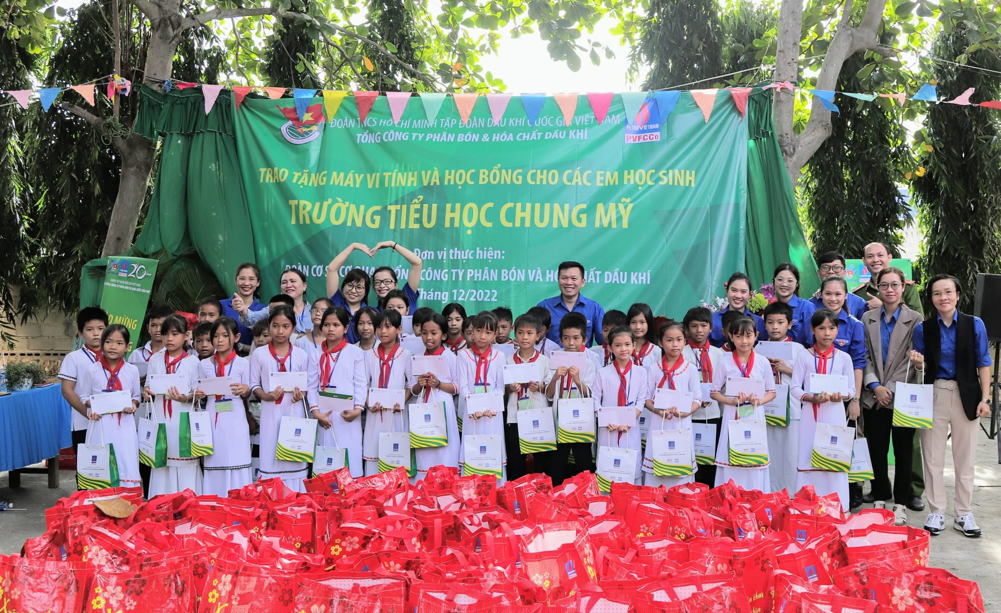 Trao máy vi tính cho trường học và học bổng cho học sinh tại thị trấn Phước Dân