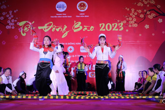 Người dân vui đón Tết đồng bào 2023