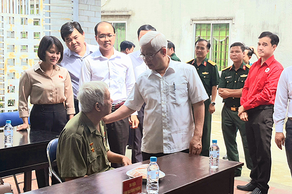 Bình Dương: Trao tặng nhà Chữ thập đỏ cho các gia đình khó khăn