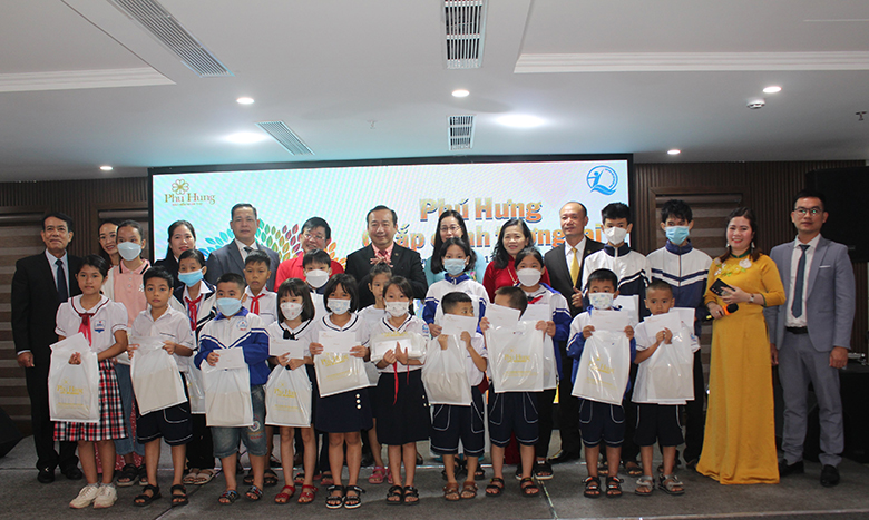 Quảng Bình: Trao học bổng cho học sinh nghèo, khó khăn thành phố Đồng Hới