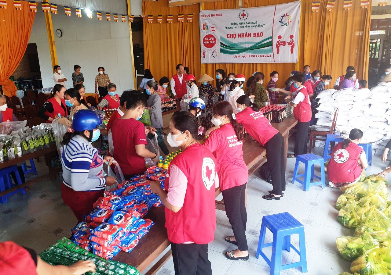 Đồng Tháp: Tặng quà cho người mù, người khuyết tật, hộ gia đình khó khăn