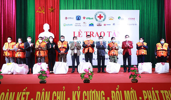 Nguyên Chủ tịch nước Trương Tấn Sang và Trung ương Hội Chữ thập đỏ Việt Nam tặng 1.000 áo phao cứu sinh đa năng tại Nghệ An