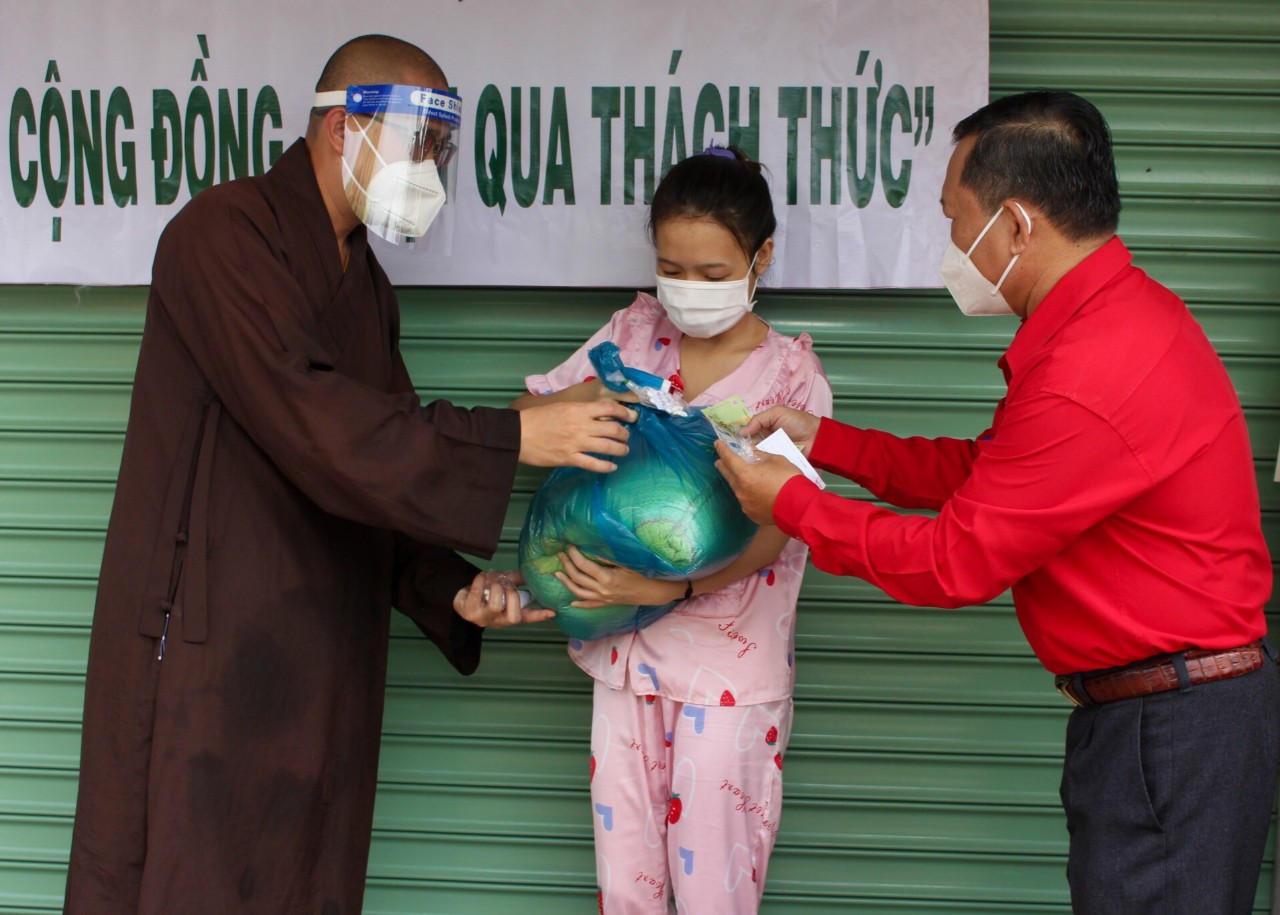Bình Chánh (TP.Hồ Chí Minh): Trao tặng 550 “Túi an sinh” đến người lao động có hoàn cảnh khó khăn
