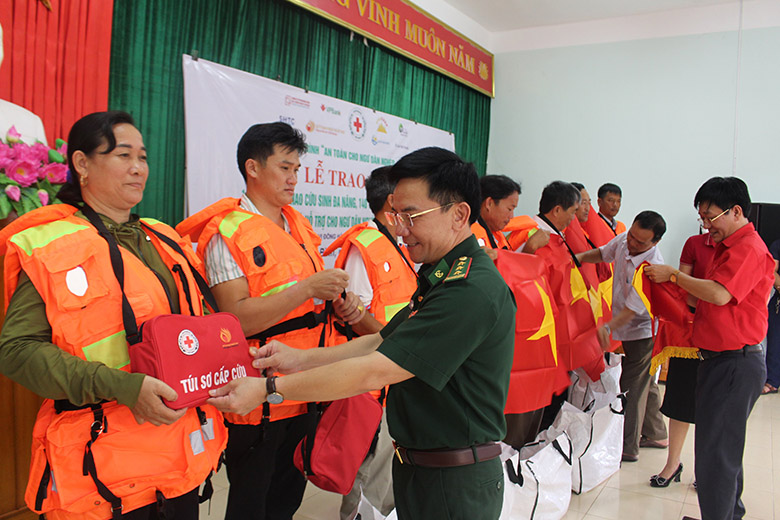 Quảng Bình: Hưởng ứng Chương trình “An toàn cho ngư dân nghèo, khó khăn”