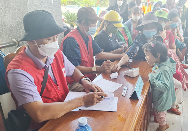 Quảng Nam: Khám bệnh và tặng quà cho người dân Nông Sơn