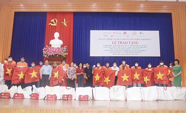 Tặng 1.000 bộ áo phao cứu sinh đa năng cho ngư dân tỉnh Khánh Hoà