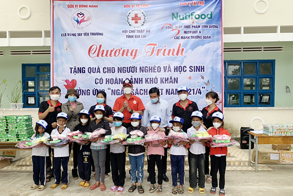 Gia Lai: Tặng quà cho người nghèo và học sinh khó khăn xã Sró, huyện Kông Chro