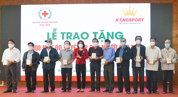 Đà Nẵng: Trao tặng 1.000 máy đo huyết áp cho người cao tuổi