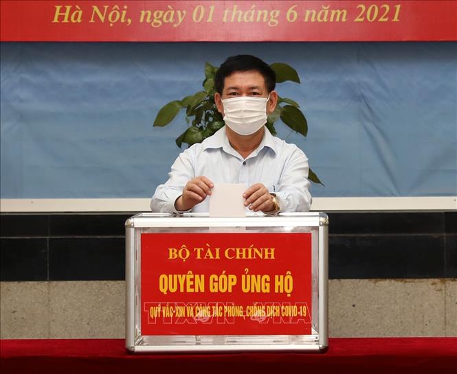 Ngành tài chính trao 5 tỷ đồng ủng hộ phòng, chống dịch COVID-19