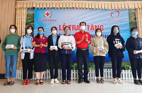 Gia Lai: Trao tặng 20 điện thoại thông minh cho học sinh khó khăn