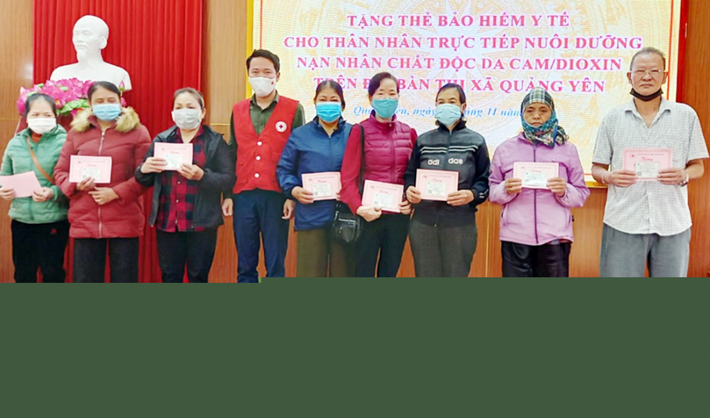 Quảng Ninh: Tặng thẻ bảo hiểm y tế cho thân nhân nuôi dưỡng nạn nhân da cam