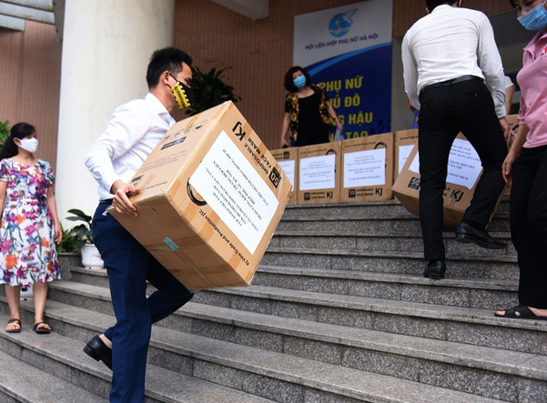 Hơn 60.000 khẩu trang dành tặng Hà Nội chống dịch từ nhiều NTK Áo dài