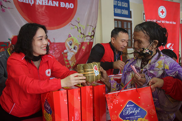 Hà Tĩnh: Phát động Phong trào Tết Nhân ái 2023 - Tặng quà - Vui Tết cùng người có hoàn cảnh khó khăn
