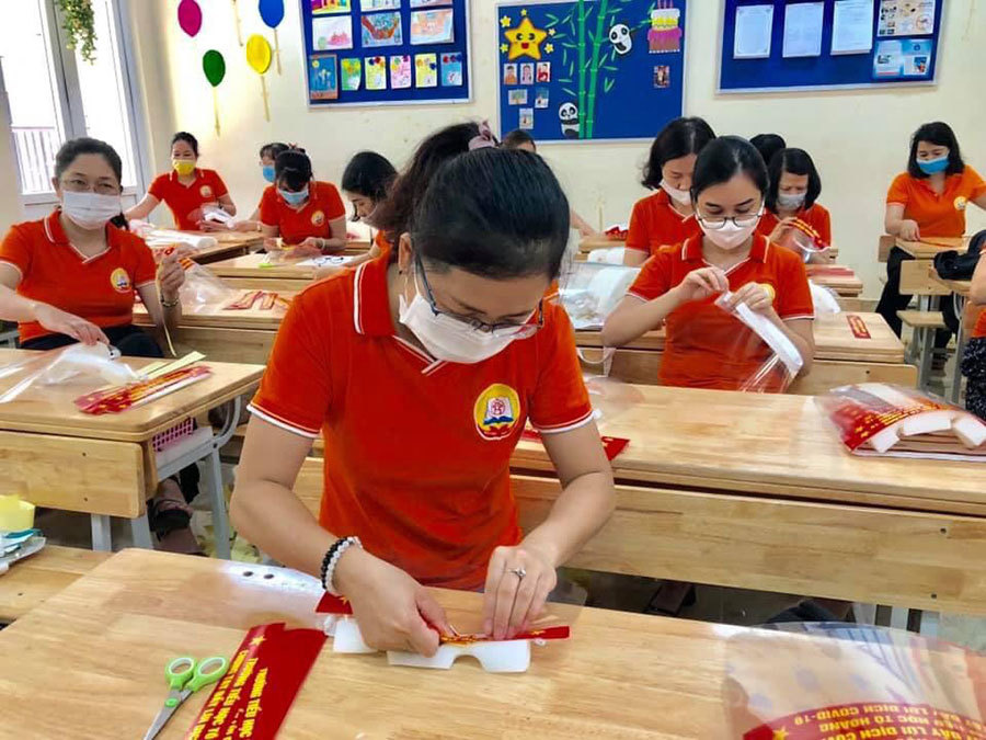 Trao hàng nghìn tấm chắn giọt bắn cho tuyến đầu chống dịch COVID-19