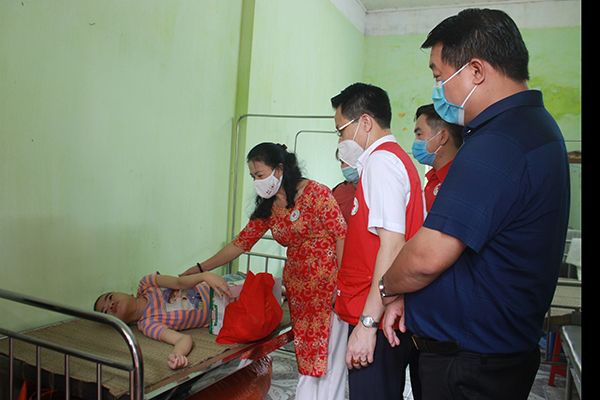 Món quà ý nghĩa đến với trẻ em khuyết tật