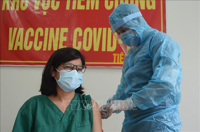 Chuyên gia y tế khẳng định 4 tác dụng của vaccine phòng COVID-19