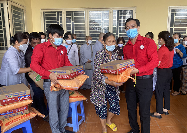 TP.Thủ Dầu Một (Bình Dương): Tặng 700 phần quà cho người khó khăn trên địa bàn