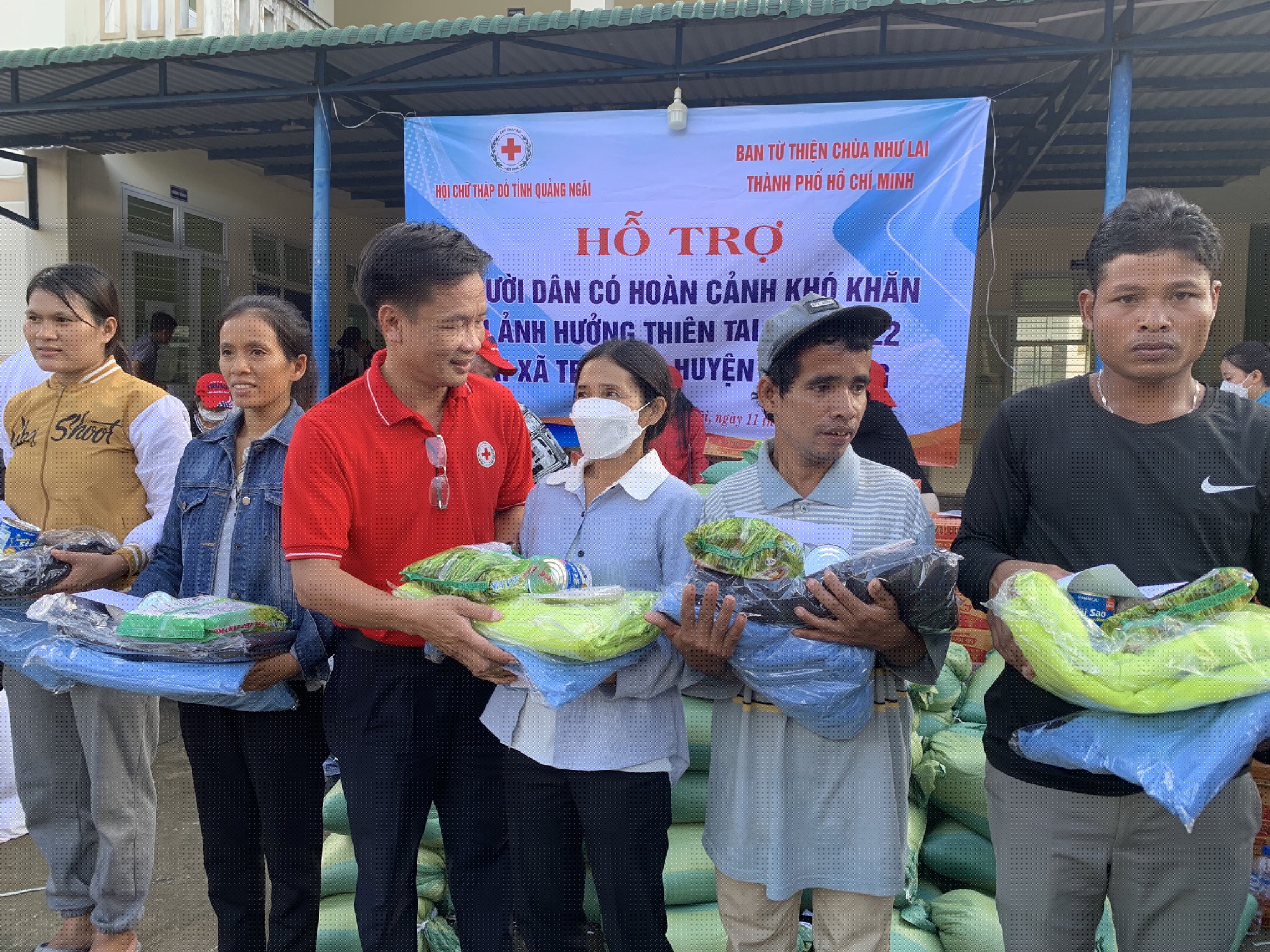 Quảng Ngãi: Trao 400 phần quà cho người dân khó khăn xã Trà Hiệp