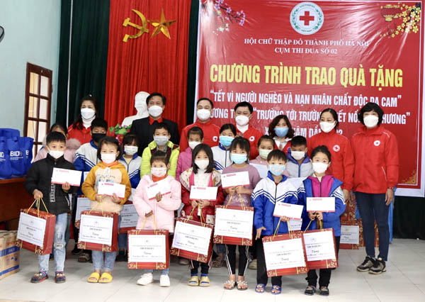 Phú Thọ: Tặng quà Tết cho các gia đình gia đình và học sinh có hoàn cảnh đặc biệt khó khăn