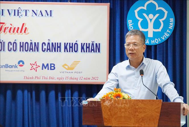 Trao tặng sổ Bảo hiểm xã hội tự nguyện cho người dân có hoàn cảnh khó khăn