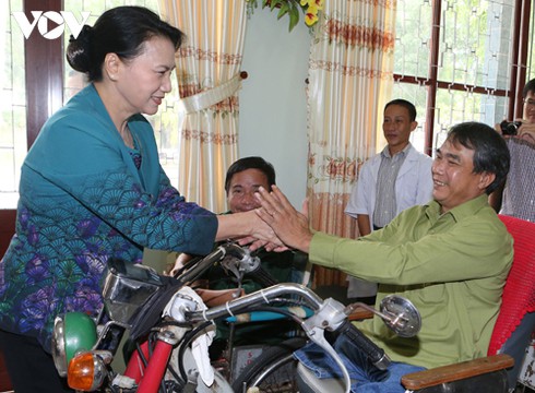 Chủ tịch Quốc hội tặng quà thương bệnh binh tại Bà Rịa- Vũng Tàu