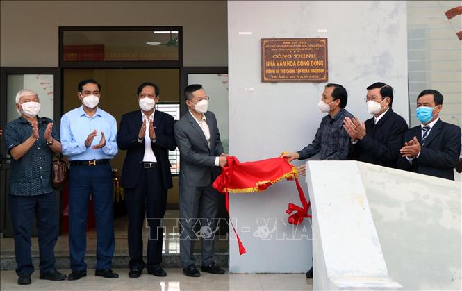 Bàn giao nhà văn hóa cộng đồng và nhà ở vùng lũ cho hộ khó khăn ở Hà Tĩnh