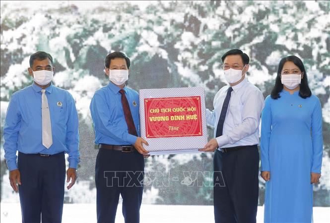 Chủ tịch Quốc hội thăm, tặng quà công nhân, người lao động tỉnh Đắk Lắk