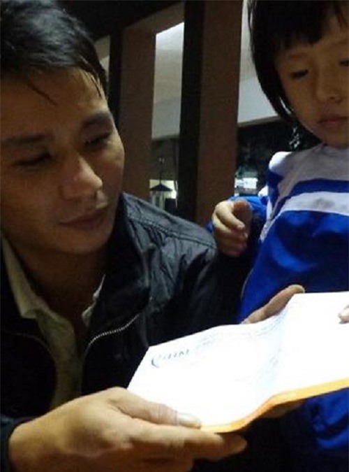 Xót xa người bố ‘lực bất tòng tâm’ nhìn con gồng mình chống bạo bệnh