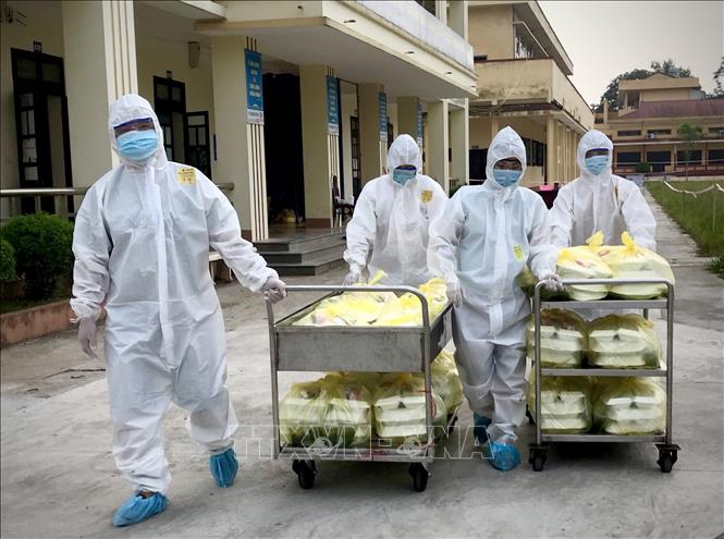 Lực lượng y tế gồng mình chống dịch giữa nắng nóng 40 độ C