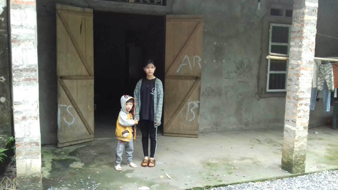 Hai chị em dân tộc Nùng mồ côi cần giúp đỡ