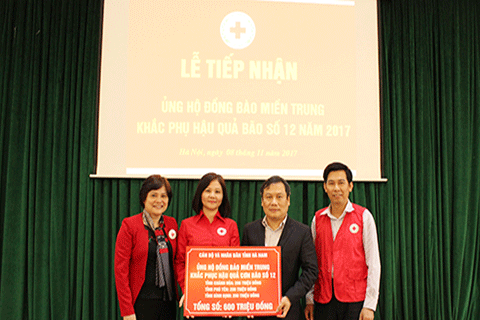 Trung ương Hội Chữ thập đỏ Việt Nam tiếp nhận gần 1 tỷ đồng ủng hộ đồng bào miền Trung