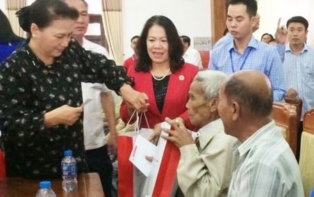 Mang Tết ấm đến với bà con nghèo Hậu Giang