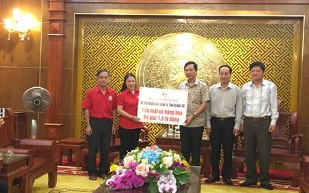 Trung ương Hội Chữ thập đỏ Việt Nam hỗ trợ người dân vùng lũ Quảng Trị 1,8 tỉ đồng tiền mặt và hàng hóa