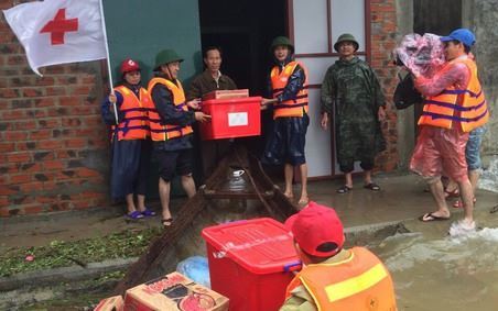 Hội Chữ thập đỏ Việt Nam: Hỗ trợ gần 2 tỷ đồng cứu trợ đồng bào bị ảnh hưởng mưa lũ tại các tỉnh miền Trung
