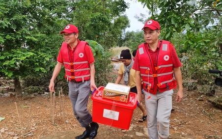Hội Chữ thập đỏ Việt Nam tiếp cận và trợ giúp người dân Thừa Thiên - Huế bị ảnh hưởng mưa lũ