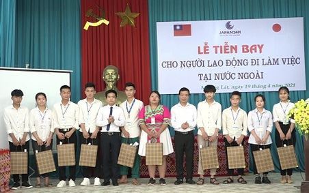 Giúp người dân Mường Lát tìm kiếm cơ hội việc làm, xóa đói giảm nghèo