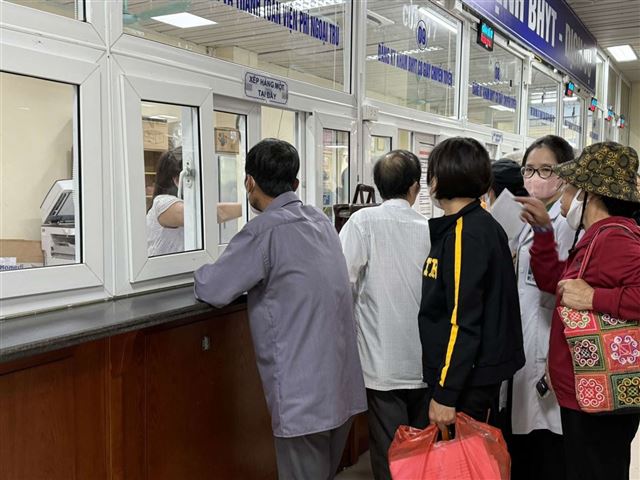 Người bệnh không phải quay lại nơi chuyển để xin cấp lại giấy chuyển tuyến BHYT theo mẫu mới