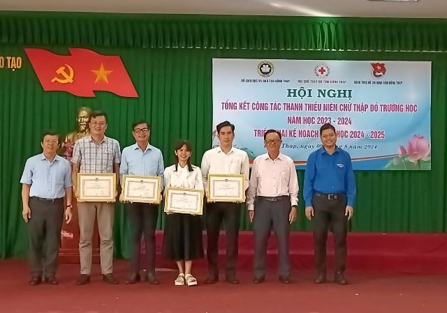 Các Chi hội Chữ thập đỏ trường học tích cực vận động, hỗ trợ học sinh khó khăn đến trường