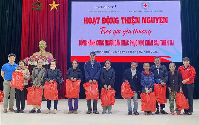 TP. Huế: Trao tặng 1.000 suất quà cho người dân có hoàn cảnh khó khăn