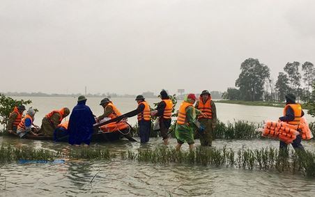 Tình người trong bão lũ