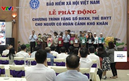 Lan toả giá trị nhân văn sâu sắc qua chương trình tặng sổ BHXH, thẻ BHYT tới người dân nghèo