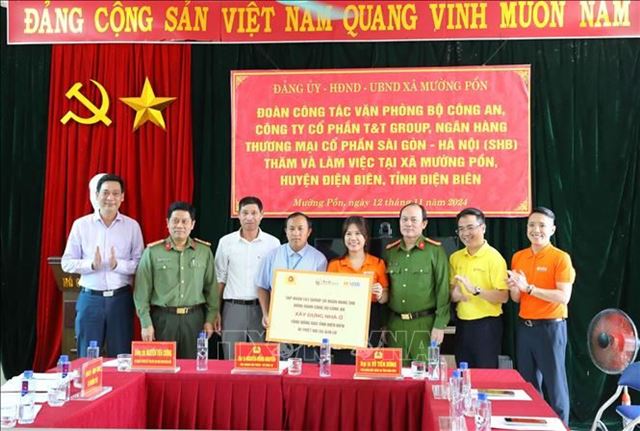 Trao kinh phí hỗ trợ xây dựng nhà cho người dân vùng lũ Mường Pồn