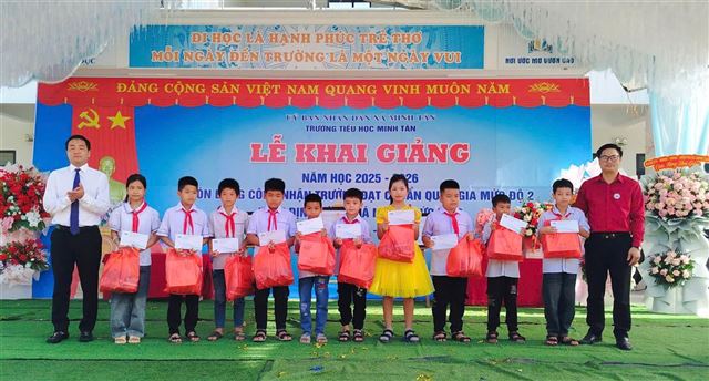Ninh Bình: Gần 200 suất quà đến với học sinh khó khăn trong ngày khai giảng năm học mới