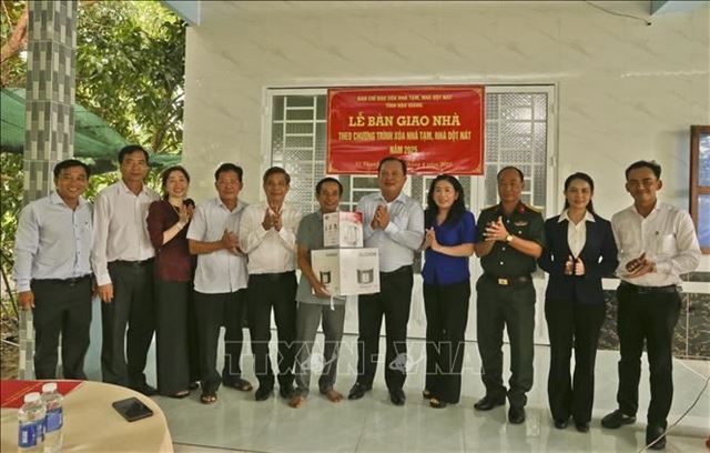 50 năm Thống nhất đất nước: Trao tặng nhiều ngôi nhà mới cho người khó khăn tại Đắk Nông, Hậu Giang