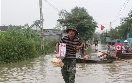 Nỗ lực giúp người dân vùng lũ huyện Hưng Nguyên, Nghệ An